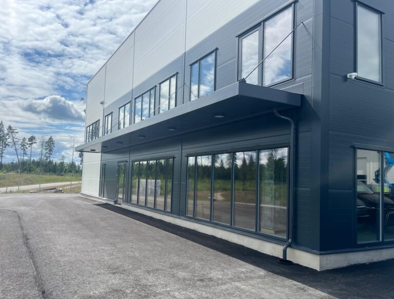 Rykmentti 2 Tuusulan Rykmentin A-tila ulkoa.
